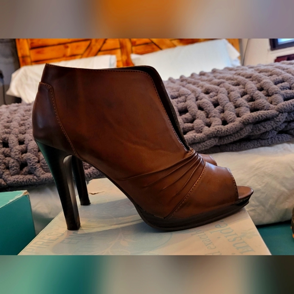 Maurices size 8 brown/tan heels - roxi peeptoe